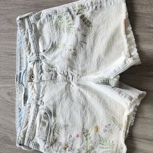 *Like New* Pilcro Floral- Print Denim Shorts. Size 29. Slim Boyfriend.Light Wash